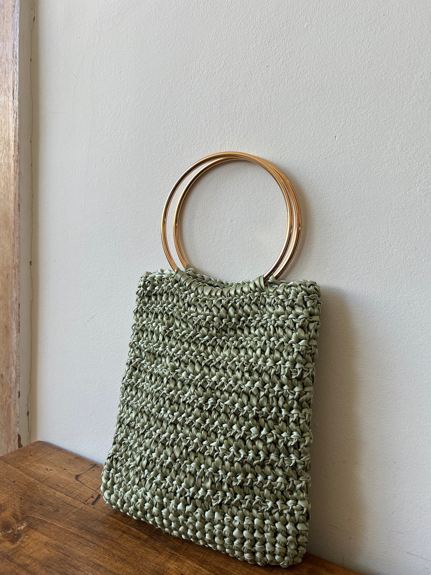 Bolso Pilar en Raso con Asa Dorada