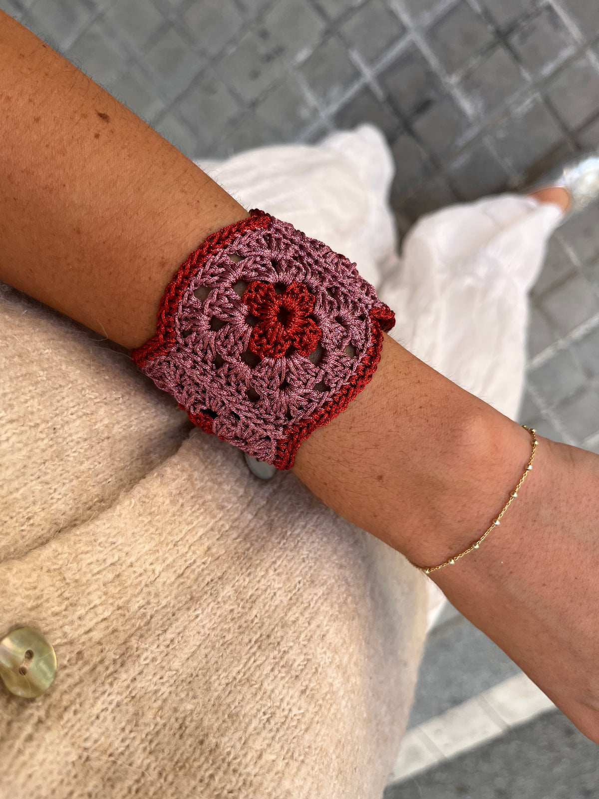 Brazalete bicolor de Crochet Hecho a Mano