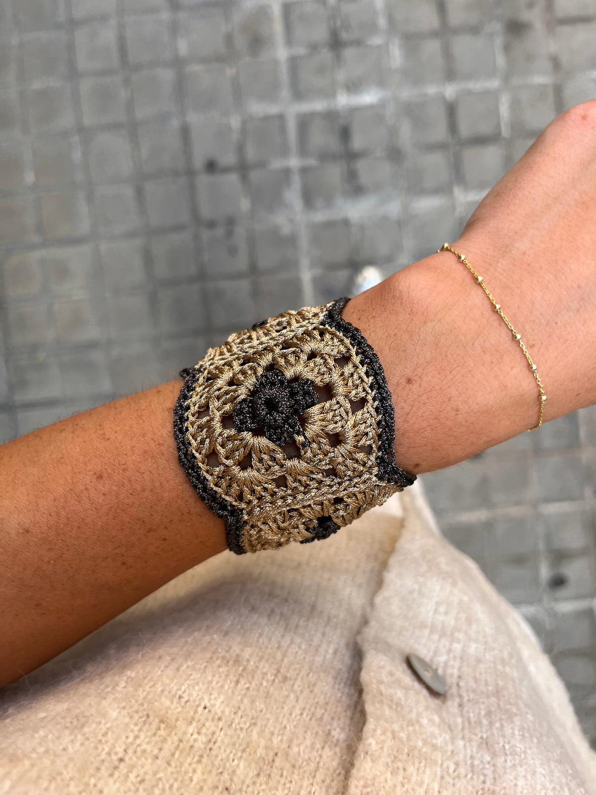 Brazalete bicolor de Crochet Hecho a Mano