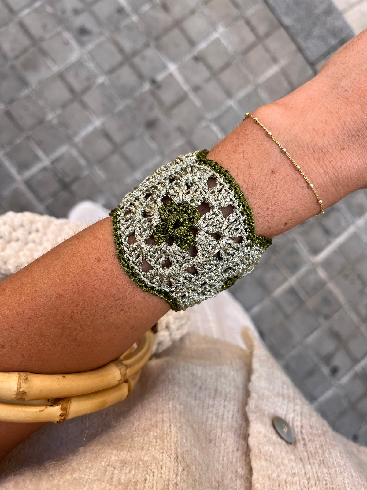 Brazalete bicolor de Crochet Hecho a Mano